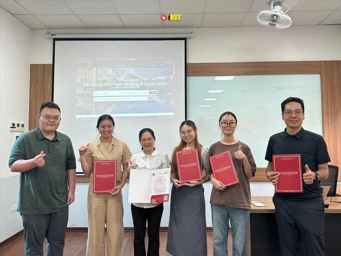 KHÉP LẠI HÀNH TRÌNH KHÓA HỌC DIGITAL MARKETING K2608 – HỌC VIÊN TỰ TIN BẢO VỆ KẾ HOẠCH MARKETING THỰC CHIẾN, SẴN SÀNG BỨT PHÁ SỰ NGHIỆP 2 ieit vn