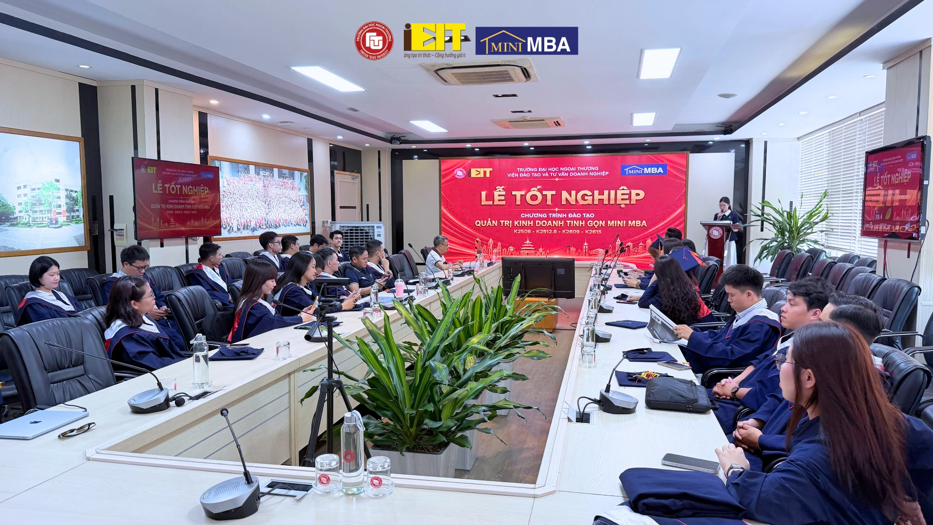 LỄ BẾ GIẢNG CHƯƠNG TRÌNH “QUẢN TRỊ KINH DOANH TINH GỌN – MINI MBA”: HÀNH TRÌNH TỪ KIẾN THỨC ĐẾN THỰC CHIẾN CỦA HƠN 40 HỌC VIÊN 2 LỄ BẾ GIẢNG CHƯƠNG TRÌNH “QUẢN TRỊ KINH DOANH TINH GỌN – MINI MBA”: HÀNH TRÌNH TỪ KIẾN THỨC ĐẾN THỰC CHIẾN CỦA HƠN 40 HỌC VIÊN