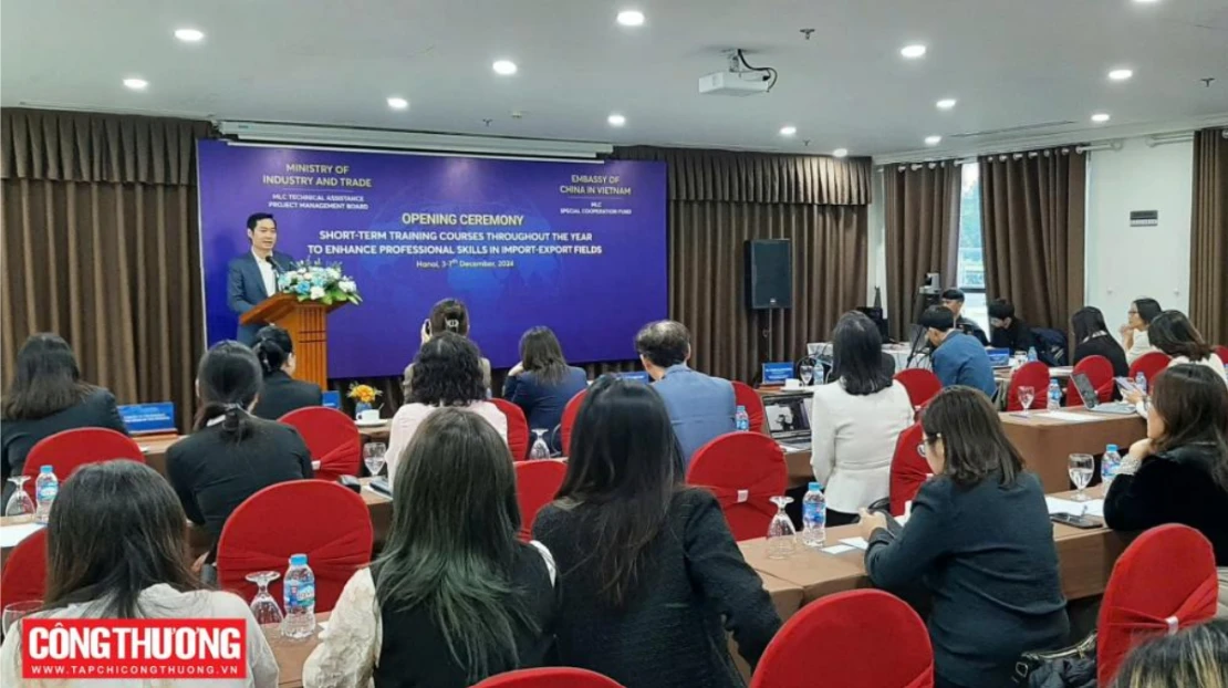 TẠP CHÍ CÔNG THƯƠNG VIẾT VỀ VIỆC NÂNG CAO KIẾN THỨC VÀ KỸ NĂNG HỘI NHẬP KINH TẾ, THƯƠNG MẠI QUỐC TẾ VÀ CÁC FTA 1 TẠP CHÍ CÔNG THƯƠNG VIẾT VỀ VIỆC NÂNG CAO KIẾN THỨC VÀ KỸ NĂNG HỘI NHẬP KINH TẾ, THƯƠNG MẠI QUỐC TẾ VÀ CÁC FTA Trong khuôn khổ các hoạt động hỗ trợ kỹ thuật thuộc Quỹ đặc biệt Dự án Mê Công – Lan Thương, Ban Quản lý Dự án Hỗ trợ kỹ thuật Mê Công – Lan Thương, Bộ Công Thương đã tổ chức khóa đào tạo ngắn hạn về hội nhập kinh tế quốc tế, nghiệp vụ xuất nhập khẩu, thương mại điện tử và logistics tại Hà Nội. Ông Nguyễn Phúc Nam, Phó Vụ trưởng Vụ Thị trường châu Á – châu Phi, Bộ Công Thương phát biểu khai mạc Khóa đào tạo. Theo thông tin được Tạp chí Công Thương đăng tải, Viện Đào tạo và Tư vấn doanh nghiệp (iEIT) – Trường Đại học Ngoại Thương là một trong những đơn vị có đội ngũ giảng viên tham gia xây dựng nội dung và giảng dạy chương trình. IEIT THAM GIA XÂY DỰNG CHƯƠNG TRÌNH GẮN VỚI THỰC TIỄN Khóa đào tạo được triển khai trong 5 ngày, theo hình thức trực tiếp kết hợp trực tuyến. Các giảng viên cao cấp đến từ Công ty TNHH Tư vấn Đầu tư và Tận dụng Hiệp định Thương mại tự do KTP (KTPC) và iEIT – Trường Đại học Ngoại Thương đã xây dựng nội dung chi tiết, bảo đảm các chủ đề phù hợp với thực tiễn và yêu cầu của Dự án. Các đại biểu và học viên tại buổi khai giảng Khóa đào tạo. Chương trình tập trung vào 4 nhóm nội dung chính: cập nhật xu hướng hội nhập kinh tế, thương mại – đầu tư, các FTA và rào cản phi thuế quan; nghiệp vụ xuất nhập khẩu, mua hàng và thanh toán quốc tế; logistics và quản trị chuỗi cung ứng; cùng xu hướng thương mại điện tử và các cam kết liên quan trong các FTA của Việt Nam. Bên cạnh kiến thức chuyên môn, chương trình chú trọng liên hệ với những tình huống thực tế trong hoạt động thương mại quốc tế, xuất nhập khẩu, logistics và thương mại điện tử, qua đó hỗ trợ học viên vận dụng kiến thức vào công việc. GÓP PHẦN NÂNG CAO NĂNG LỰC HỘI NHẬP CHO DOANH NGHIỆP Khóa đào tạo thu hút hơn 40 học viên đến từ các doanh nghiệp xuất khẩu thuộc nhiều lĩnh vực, các trường đại học và các đơn vị tư vấn, hỗ trợ doanh nghiệp. Thông qua việc tham gia xây dựng và triển khai chương trình, iEIT tiếp tục phát huy thế mạnh đào tạo và tư vấn gắn với thực tiễn doanh nghiệp, góp phần nâng cao kiến thức, kỹ năng về hội nhập kinh tế quốc tế và thúc đẩy năng lực xuất nhập khẩu cho cộng đồng doanh nghiệp.