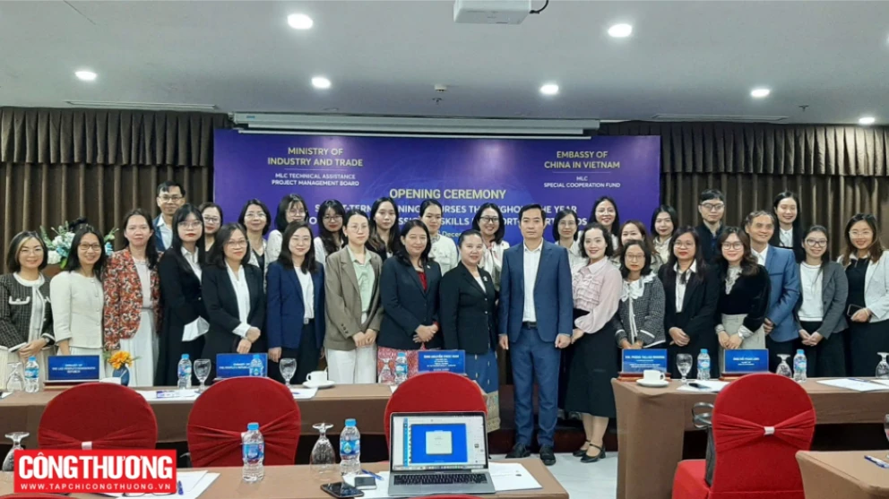 TẠP CHÍ CÔNG THƯƠNG VIẾT VỀ VIỆC NÂNG CAO KIẾN THỨC VÀ KỸ NĂNG HỘI NHẬP KINH TẾ, THƯƠNG MẠI QUỐC TẾ VÀ CÁC FTA 2 TẠP CHÍ CÔNG THƯƠNG VIẾT VỀ VIỆC NÂNG CAO KIẾN THỨC VÀ KỸ NĂNG HỘI NHẬP KINH TẾ, THƯƠNG MẠI QUỐC TẾ VÀ CÁC FTA Trong khuôn khổ các hoạt động hỗ trợ kỹ thuật thuộc Quỹ đặc biệt Dự án Mê Công – Lan Thương, Ban Quản lý Dự án Hỗ trợ kỹ thuật Mê Công – Lan Thương, Bộ Công Thương đã tổ chức khóa đào tạo ngắn hạn về hội nhập kinh tế quốc tế, nghiệp vụ xuất nhập khẩu, thương mại điện tử và logistics tại Hà Nội. Ông Nguyễn Phúc Nam, Phó Vụ trưởng Vụ Thị trường châu Á – châu Phi, Bộ Công Thương phát biểu khai mạc Khóa đào tạo. Theo thông tin được Tạp chí Công Thương đăng tải, Viện Đào tạo và Tư vấn doanh nghiệp (iEIT) – Trường Đại học Ngoại Thương là một trong những đơn vị có đội ngũ giảng viên tham gia xây dựng nội dung và giảng dạy chương trình. IEIT THAM GIA XÂY DỰNG CHƯƠNG TRÌNH GẮN VỚI THỰC TIỄN Khóa đào tạo được triển khai trong 5 ngày, theo hình thức trực tiếp kết hợp trực tuyến. Các giảng viên cao cấp đến từ Công ty TNHH Tư vấn Đầu tư và Tận dụng Hiệp định Thương mại tự do KTP (KTPC) và iEIT – Trường Đại học Ngoại Thương đã xây dựng nội dung chi tiết, bảo đảm các chủ đề phù hợp với thực tiễn và yêu cầu của Dự án. Các đại biểu và học viên tại buổi khai giảng Khóa đào tạo. Chương trình tập trung vào 4 nhóm nội dung chính: cập nhật xu hướng hội nhập kinh tế, thương mại – đầu tư, các FTA và rào cản phi thuế quan; nghiệp vụ xuất nhập khẩu, mua hàng và thanh toán quốc tế; logistics và quản trị chuỗi cung ứng; cùng xu hướng thương mại điện tử và các cam kết liên quan trong các FTA của Việt Nam. Bên cạnh kiến thức chuyên môn, chương trình chú trọng liên hệ với những tình huống thực tế trong hoạt động thương mại quốc tế, xuất nhập khẩu, logistics và thương mại điện tử, qua đó hỗ trợ học viên vận dụng kiến thức vào công việc. GÓP PHẦN NÂNG CAO NĂNG LỰC HỘI NHẬP CHO DOANH NGHIỆP Khóa đào tạo thu hút hơn 40 học viên đến từ các doanh nghiệp xuất khẩu thuộc nhiều lĩnh vực, các trường đại học và các đơn vị tư vấn, hỗ trợ doanh nghiệp. Thông qua việc tham gia xây dựng và triển khai chương trình, iEIT tiếp tục phát huy thế mạnh đào tạo và tư vấn gắn với thực tiễn doanh nghiệp, góp phần nâng cao kiến thức, kỹ năng về hội nhập kinh tế quốc tế và thúc đẩy năng lực xuất nhập khẩu cho cộng đồng doanh nghiệp.
